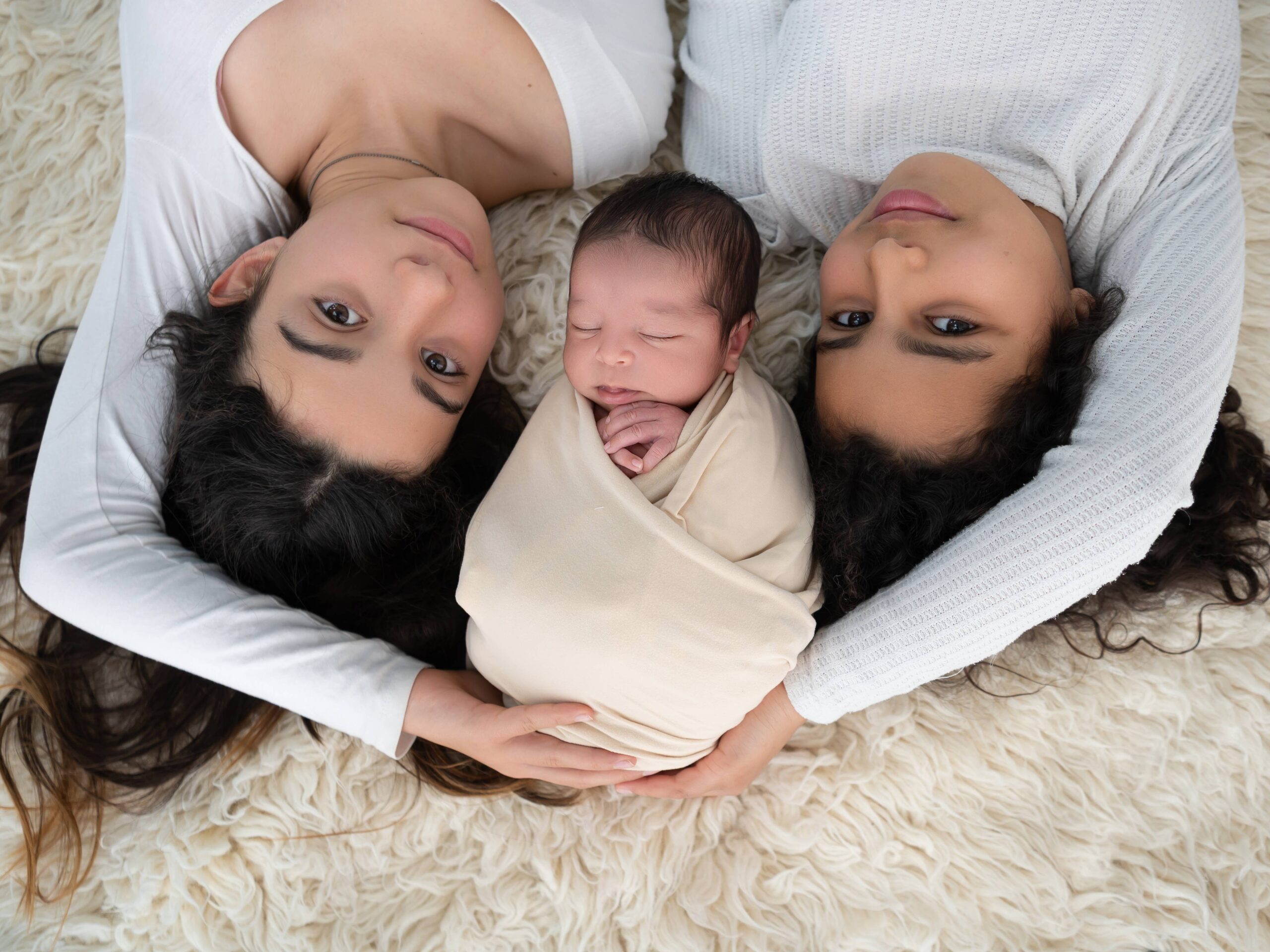 Una familia junta en su sesión de Belle Photography