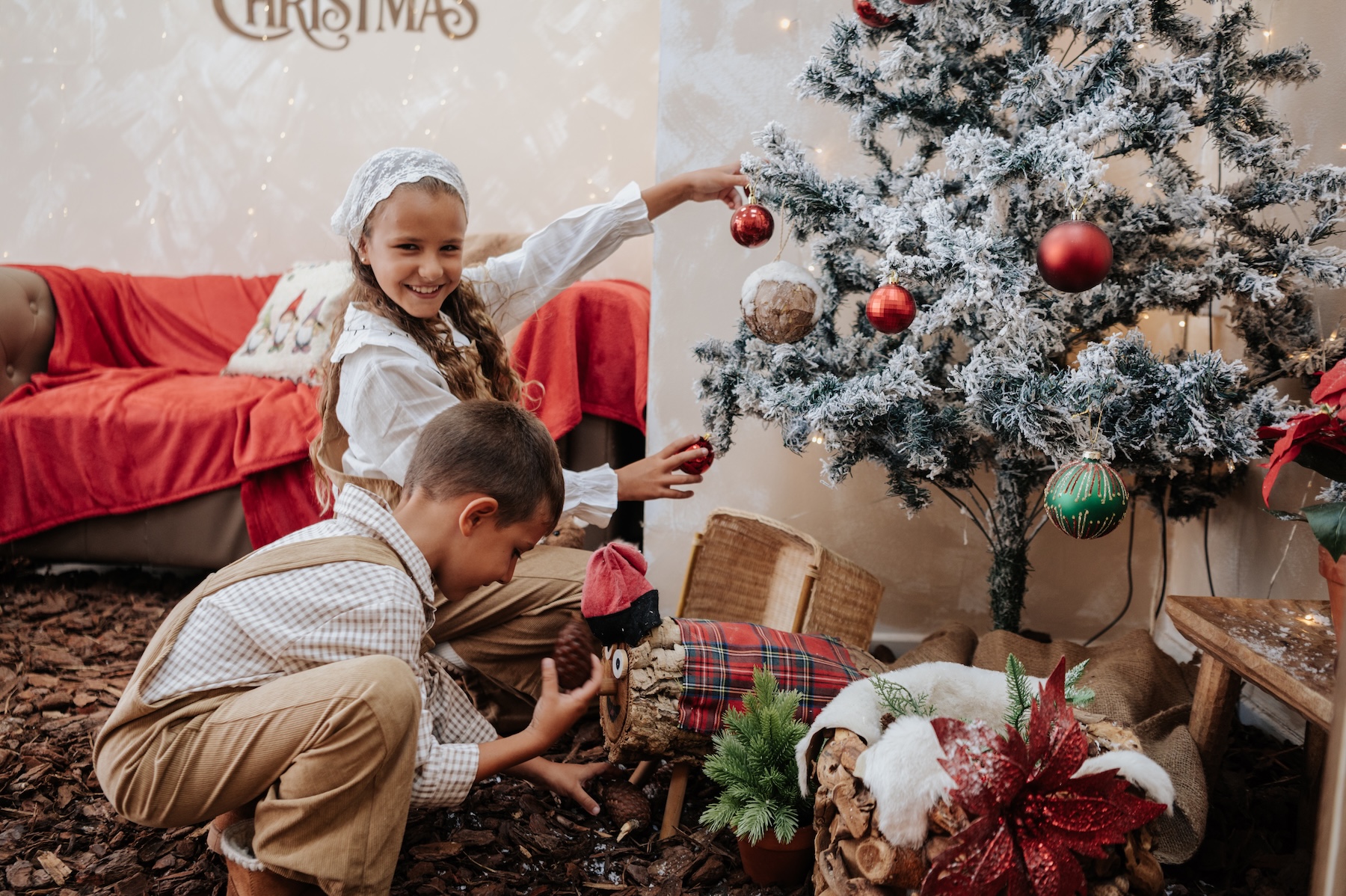 Niños junto al árbol de Navidad
