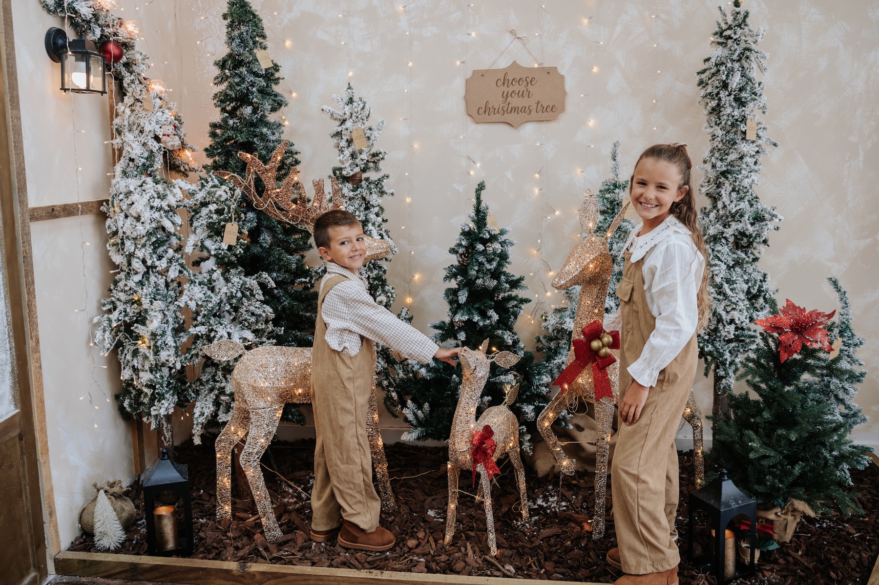 Niños con los renos de El Invernadero