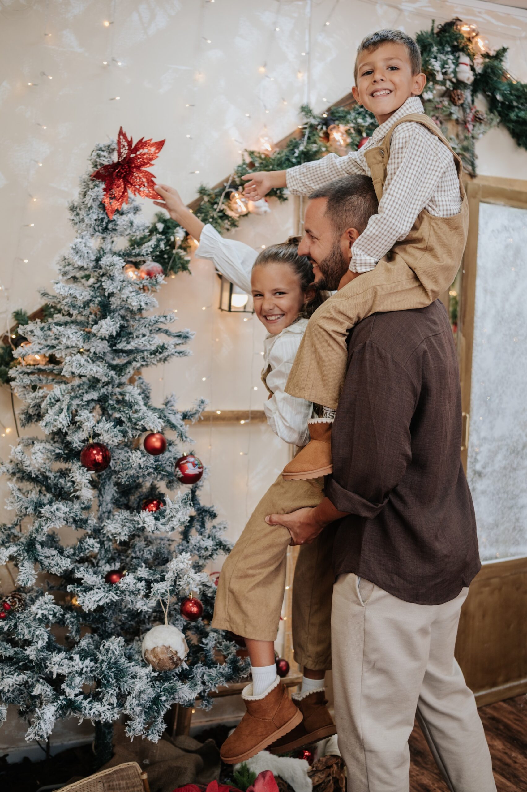 Familia decorando el árbol de Navidad