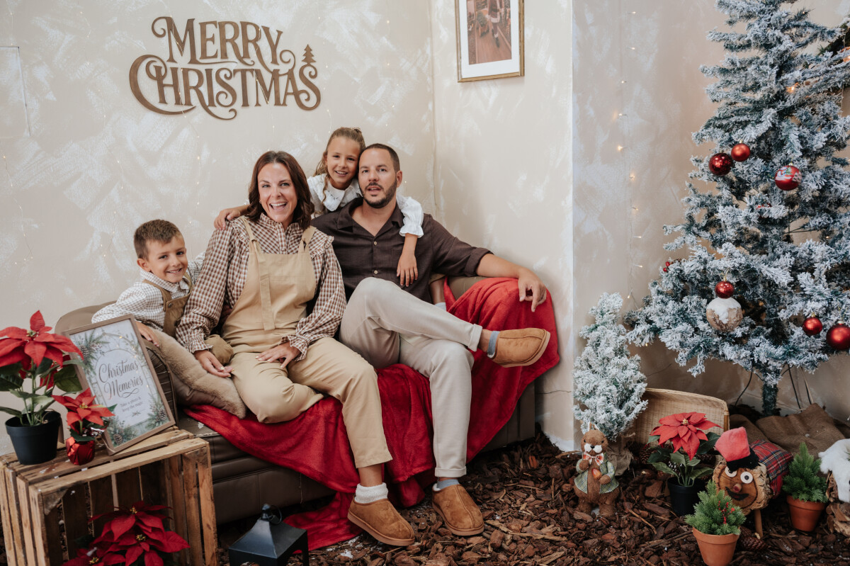 Una familia comparte un momento junto al sofá de Navidad