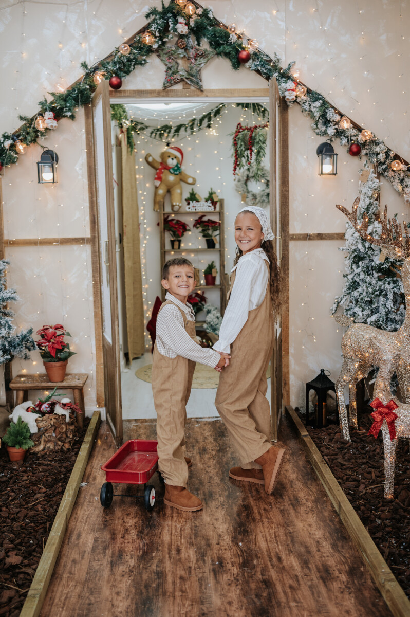 Los hermanos en la entrada del invernadero navideño
