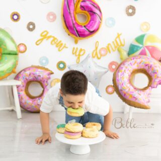 Porque los cumpleaños se celebran sea la edad que sea, y si es con una sesión de fotos así de divertida pues mejor que mejor! Y si encima @cris_cake85 nos prepara estos donuts tan deliciosos… combo perfecto!!! 
Infórmate sin compromiso sobre nuestras sesiones smash donuts! Y reserva la tuya en el link de nuestra bio! #smash #smashdonutssessions🍩 #smashdonut #birthday #happybirthday #funny #sesionesdivertidas